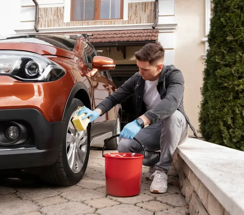 Lavage auto à domicile Boussenac : professionnel intervenant sur un véhicule